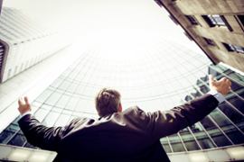 Мужчина выжил после инцидента 4 июля — удача улыбнулась ему, и он выиграл джекпот в размере 500 000 долларов. - Casino News Thumbnail