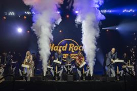 Το Hard Rock Hotel & Casino στην Οτάβα άνοιξε με μια θρυλική τελετή με συναρπαστικές κιθάρες.
