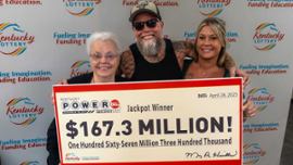 Un fiu câștigă 167 de milioane de dolari la Powerball și împarte premiul cu mama sa din Kentucky.